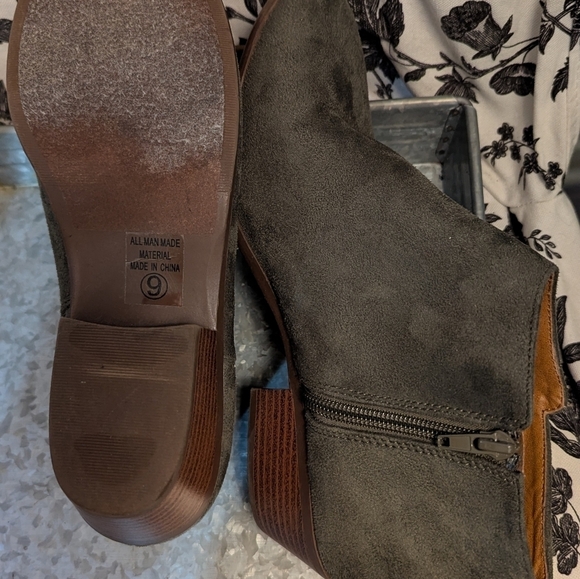 Soda Booties Moss Green Sueded Boots Women's Size 9 - Picture 6 of 7